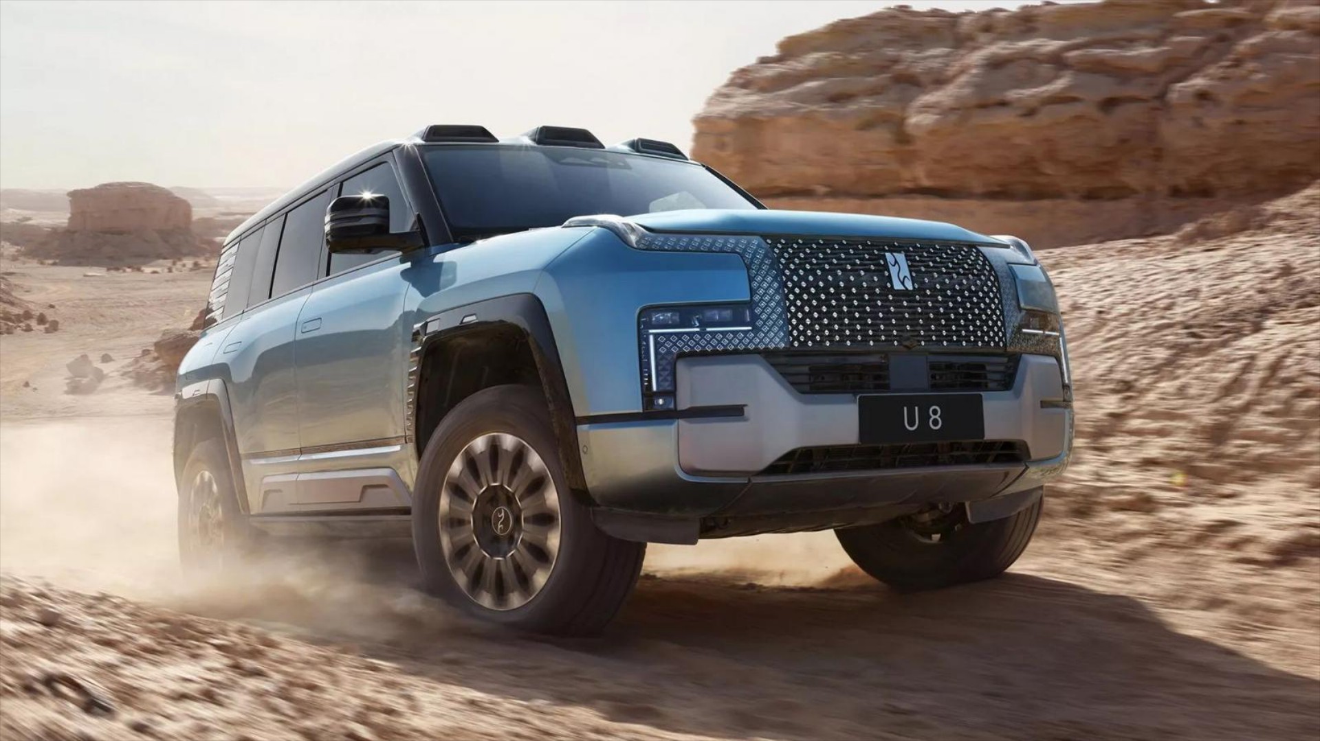 Ηλεκτρικό SUV με 1.100 ίππους που… «κολυμπάει» άνετα στο νερό (video)