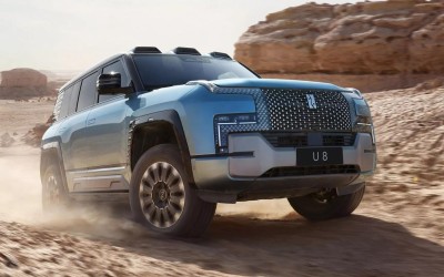 Ηλεκτρικό SUV με 1.100 ίππους που… «κολυμπάει» άνετα στο νερό (video)