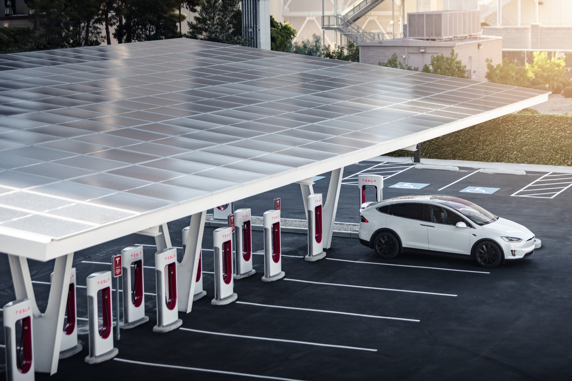 Tesla: Πάνω από 20 δισ. τα κέρδη του δικτύου φόρτισης!