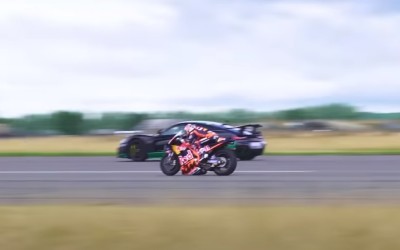 Κόντρα: Ηλεκτρικό αυτοκίνητο παραγωγής νικάει μοτοσικλέτα Moto GP [video]