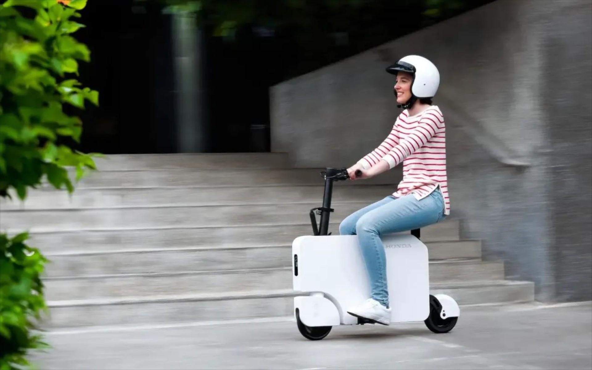 Honda: Ηλεκτρικό scooter που διπλώνει σε βαλίτσα 19 κιλών! [video]