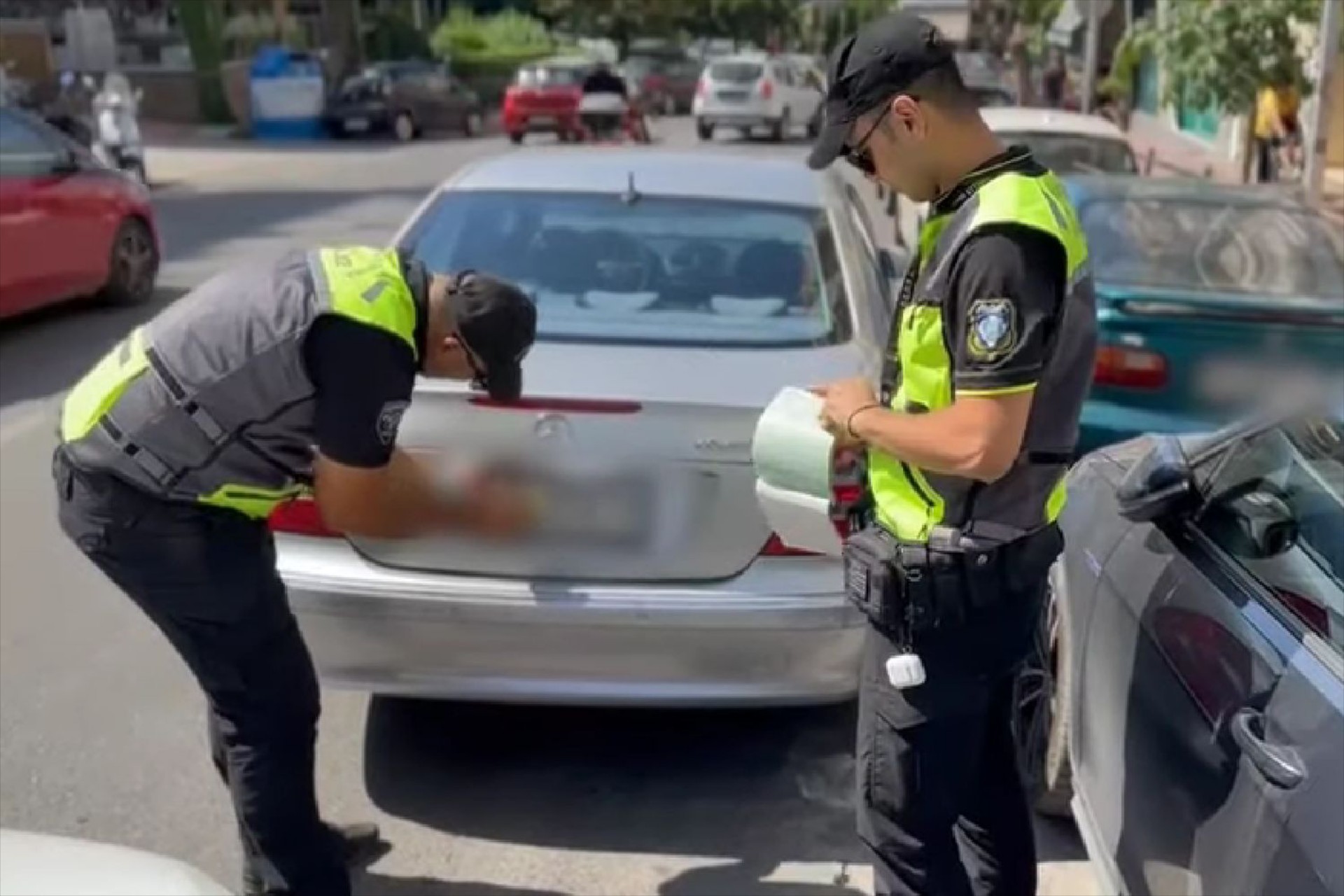 Video: Στο κυνήγι των διπλοπαρκαρισμένων η Τροχαία Αττικής