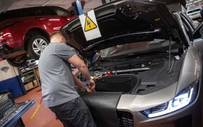 Πώς γίνομαι μηχανικός ηλεκτρικών αυτοκινήτων; Πού μπορώ να δουλέψω;