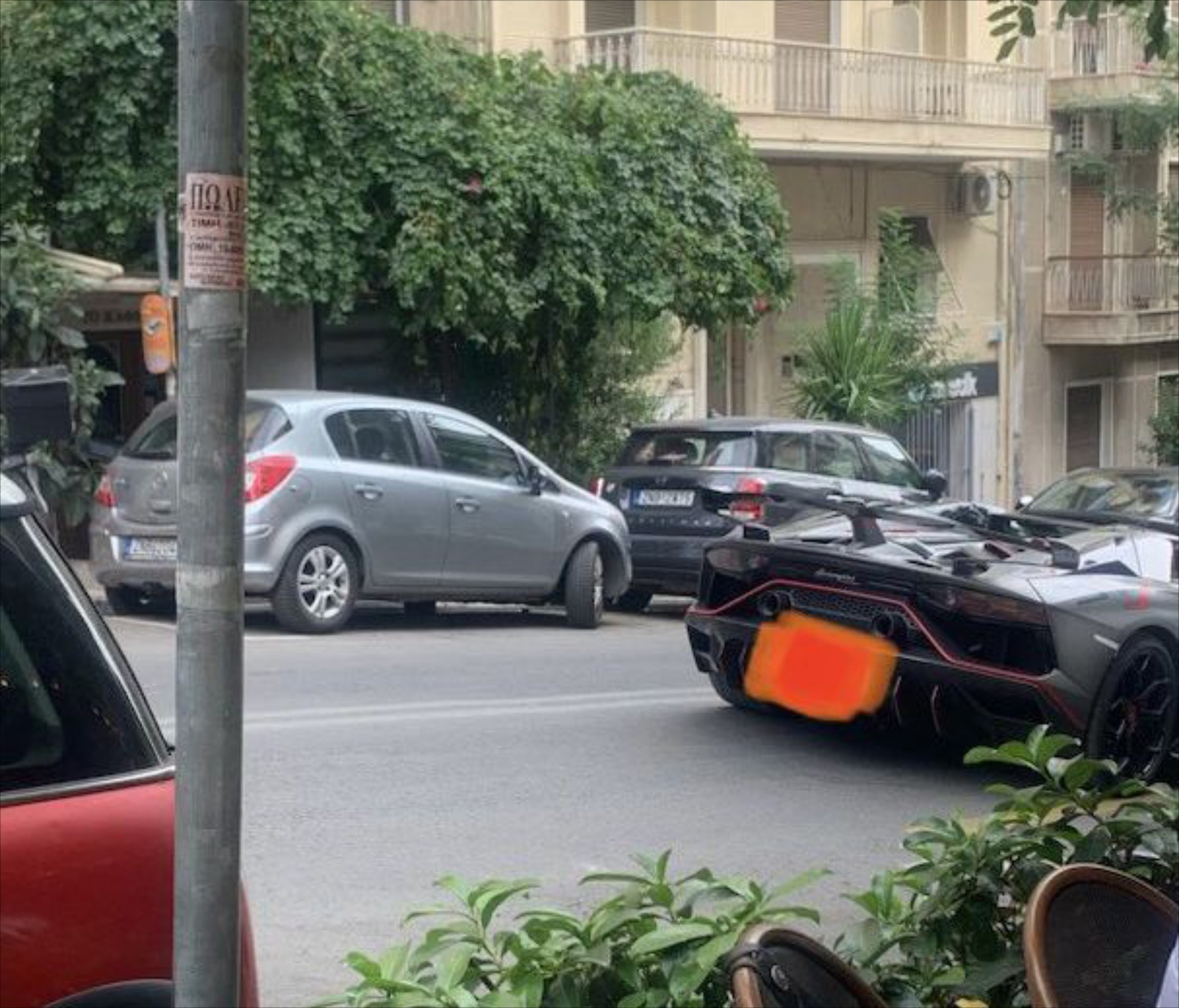 Άφαντη η Τροχαία για διπλοπαρκαρισμένη Lamborghini στο Κολωνάκι