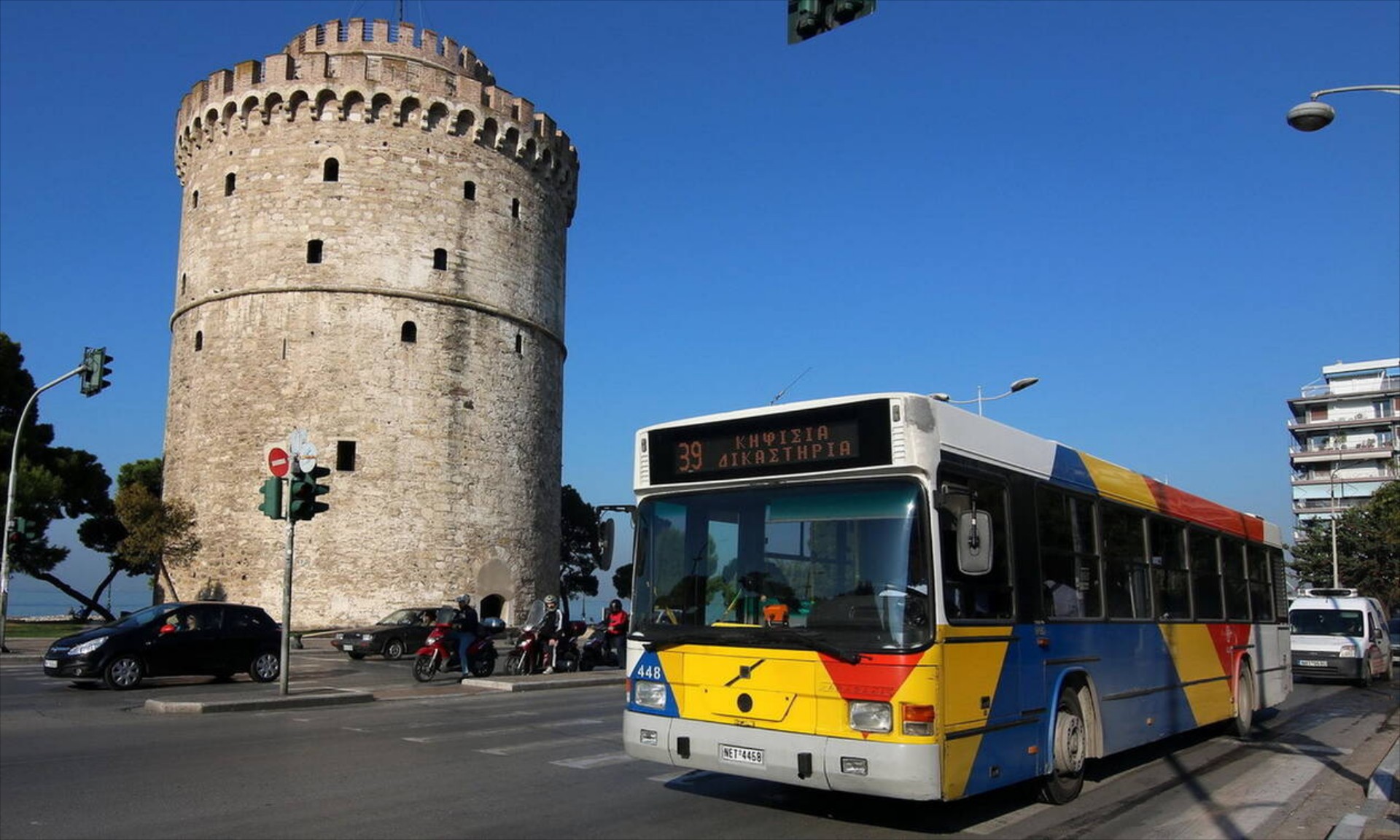 Απίστευτο κι όμως ελληνικό! Κομμάτι οροφής λεωφορείου έπεσε στο κεφάλι γυναίκας!