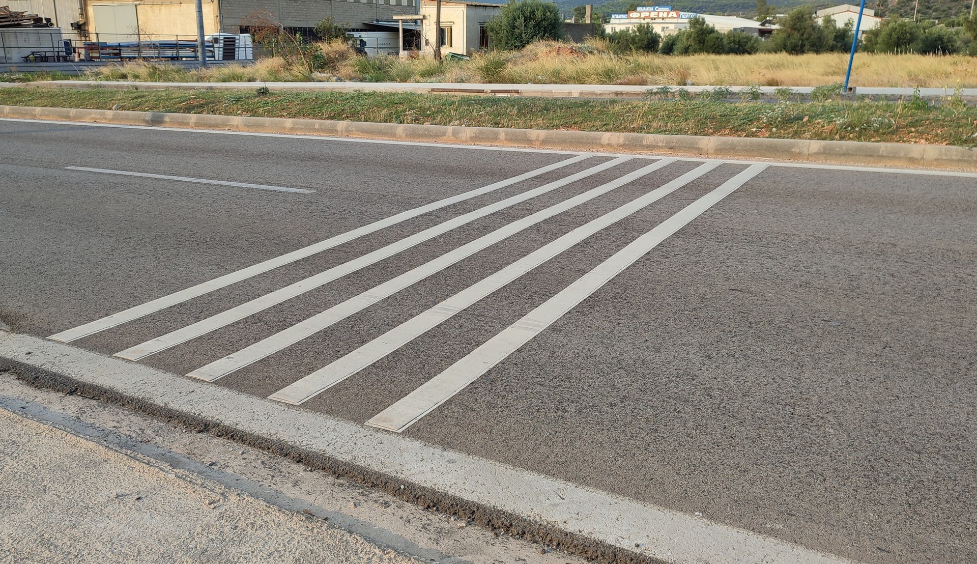 Τι είναι αυτές οι παράξενες γραμμές στην παλιά εθνική οδό – Πώς προειδοποιούν τους οδηγούς;