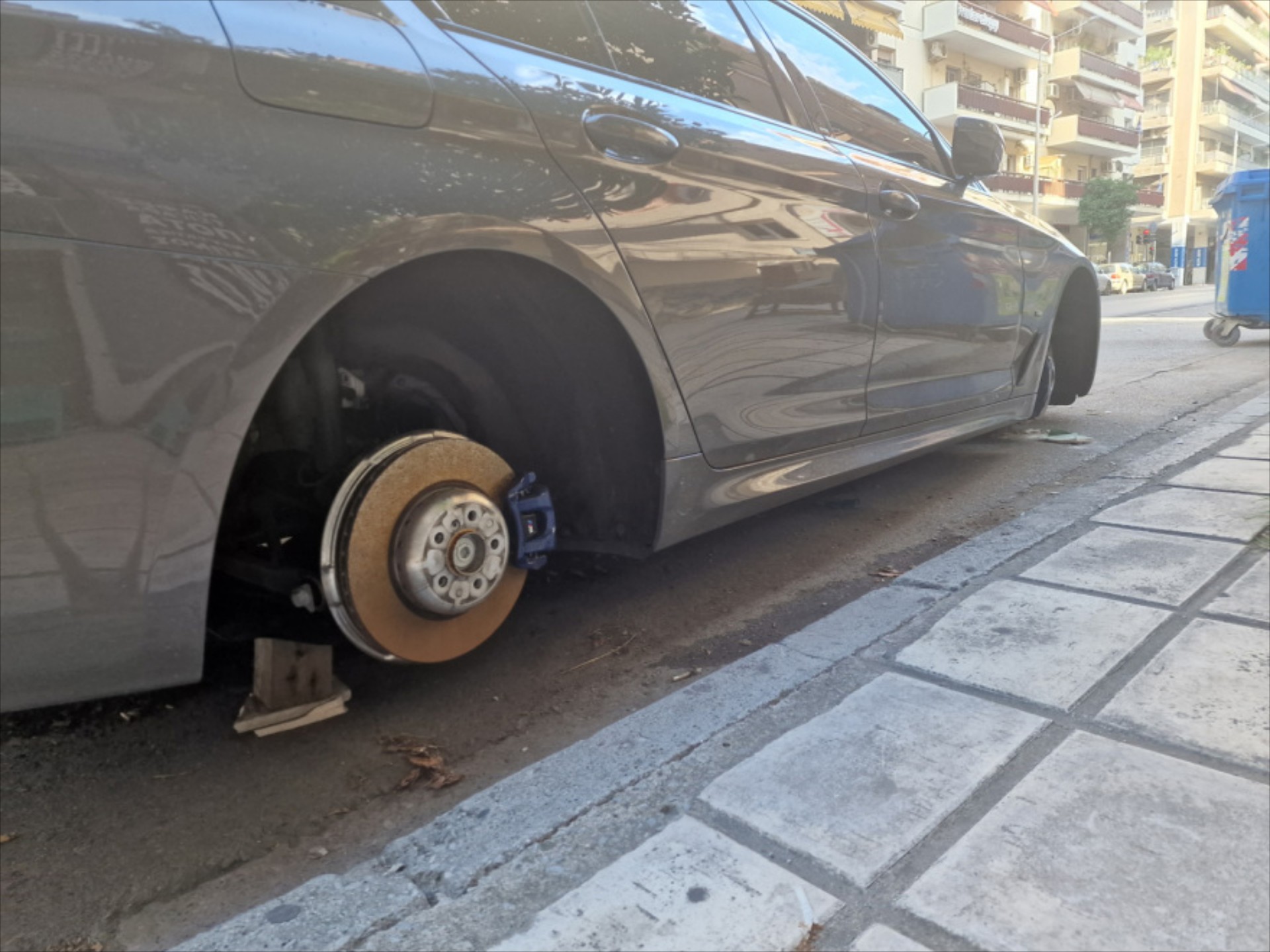 Έκλεβαν ζάντες και ελαστικά από αυτοκίνητα – Τους έπιασαν στο Μαρούσι 