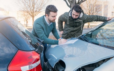 Τράκαρα με το αυτοκίνητο: Πώς κάνω φιλικό διακανονισμό - Από ποιον θα πάρω αποζημίωση; 


