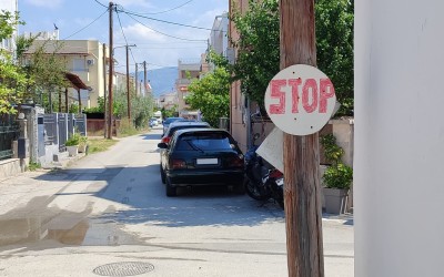 Ποιος έχει δίκιο αν τρακάρεις σε στρογγυλό STOP;