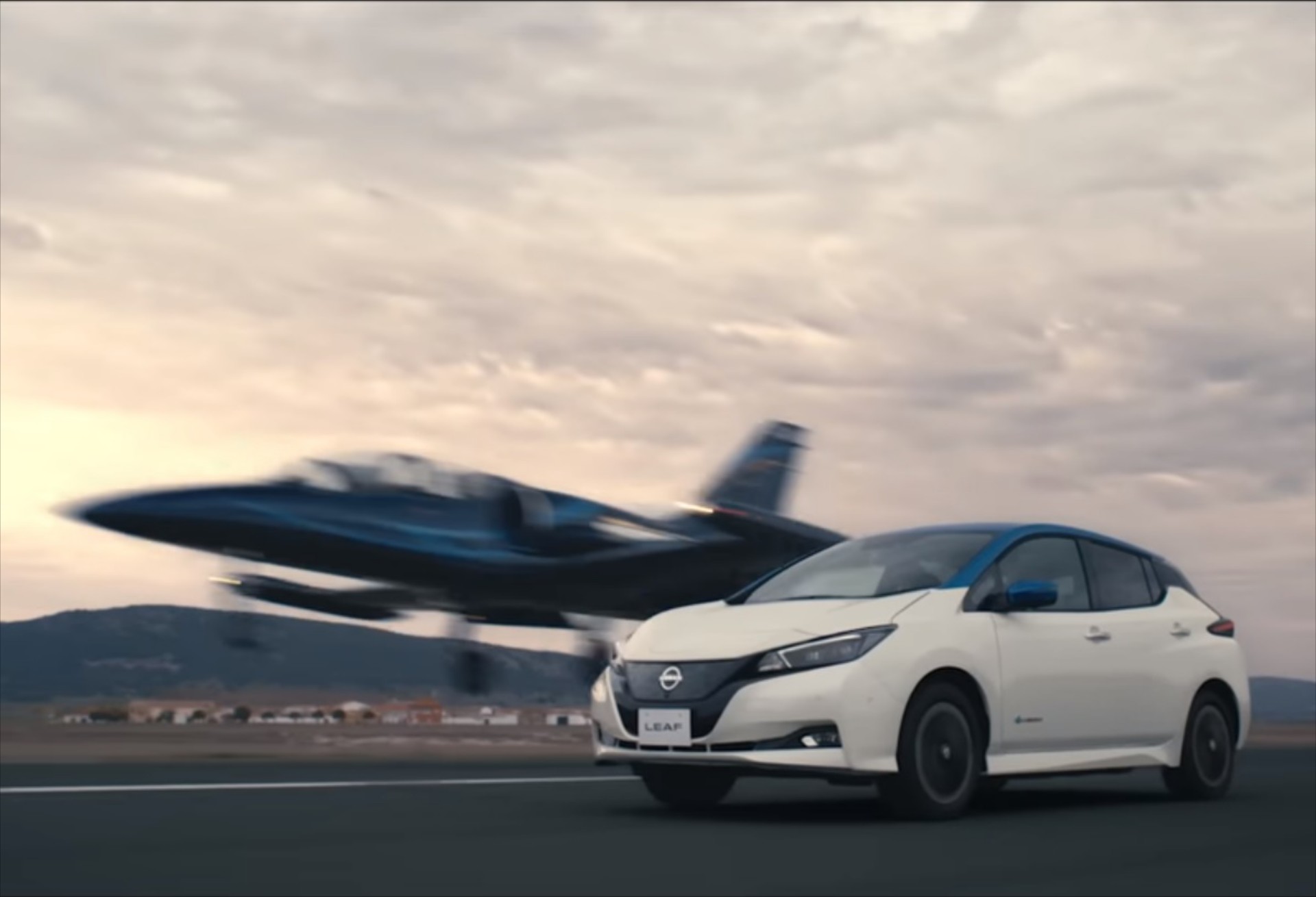 Ηλεκτρικό Nissan Leaf κόντρα σε... μαχητικό αεροσκάφος – Πώς γίνεται; [video]