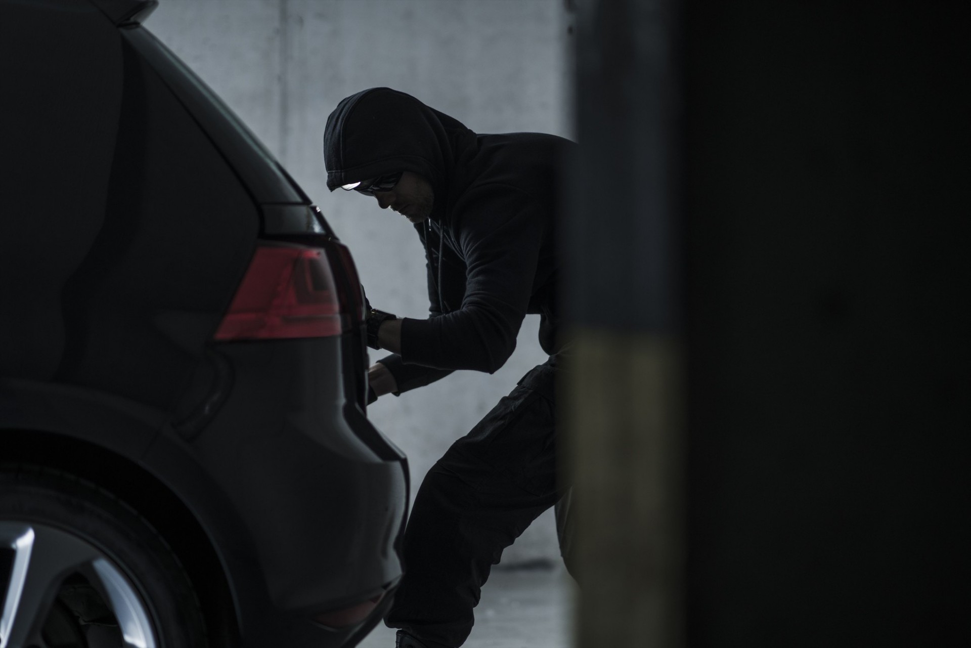 Η κλοπή της χρονιάς: Άνοιξαν τρύπα στην οροφή και «σήκωσαν» 9 αυτοκίνητα [video] 