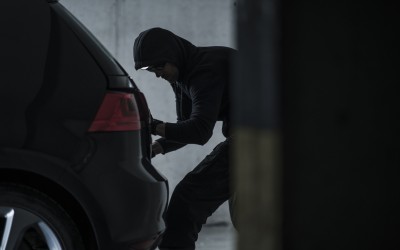 Η κλοπή της χρονιάς: Άνοιξαν τρύπα στην οροφή και «σήκωσαν» 9 αυτοκίνητα [video] 