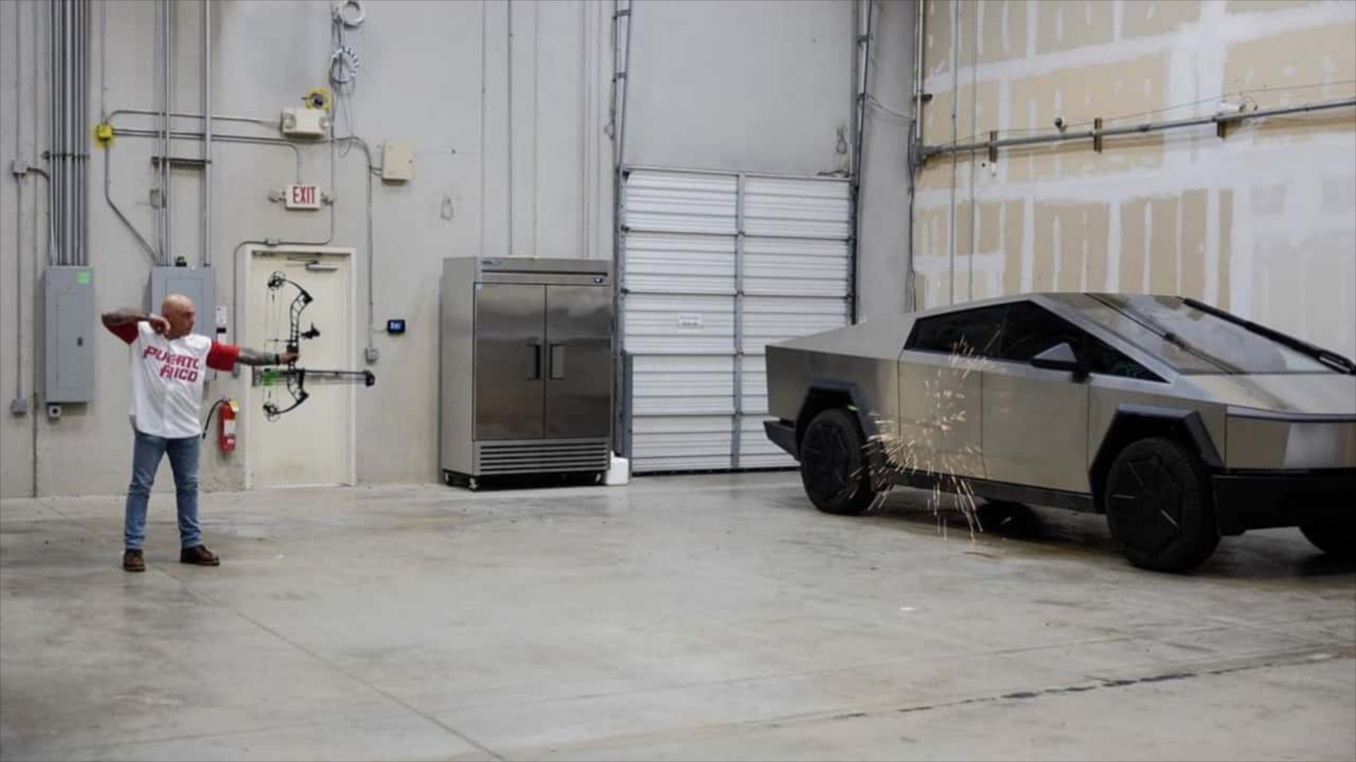 Τοξοβόλος «κάρφωσε» βέλος σε Tesla Cybertruck μπροστά στον Elon Musk! [video]  