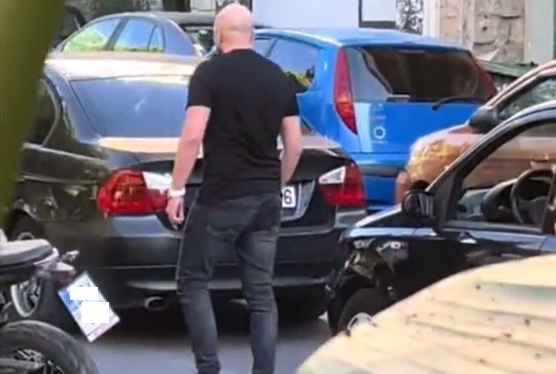 Τσάμπα μάγκας χτυπά γυναίκα στη μέση του δρόμου στην Αθήνα [video] 