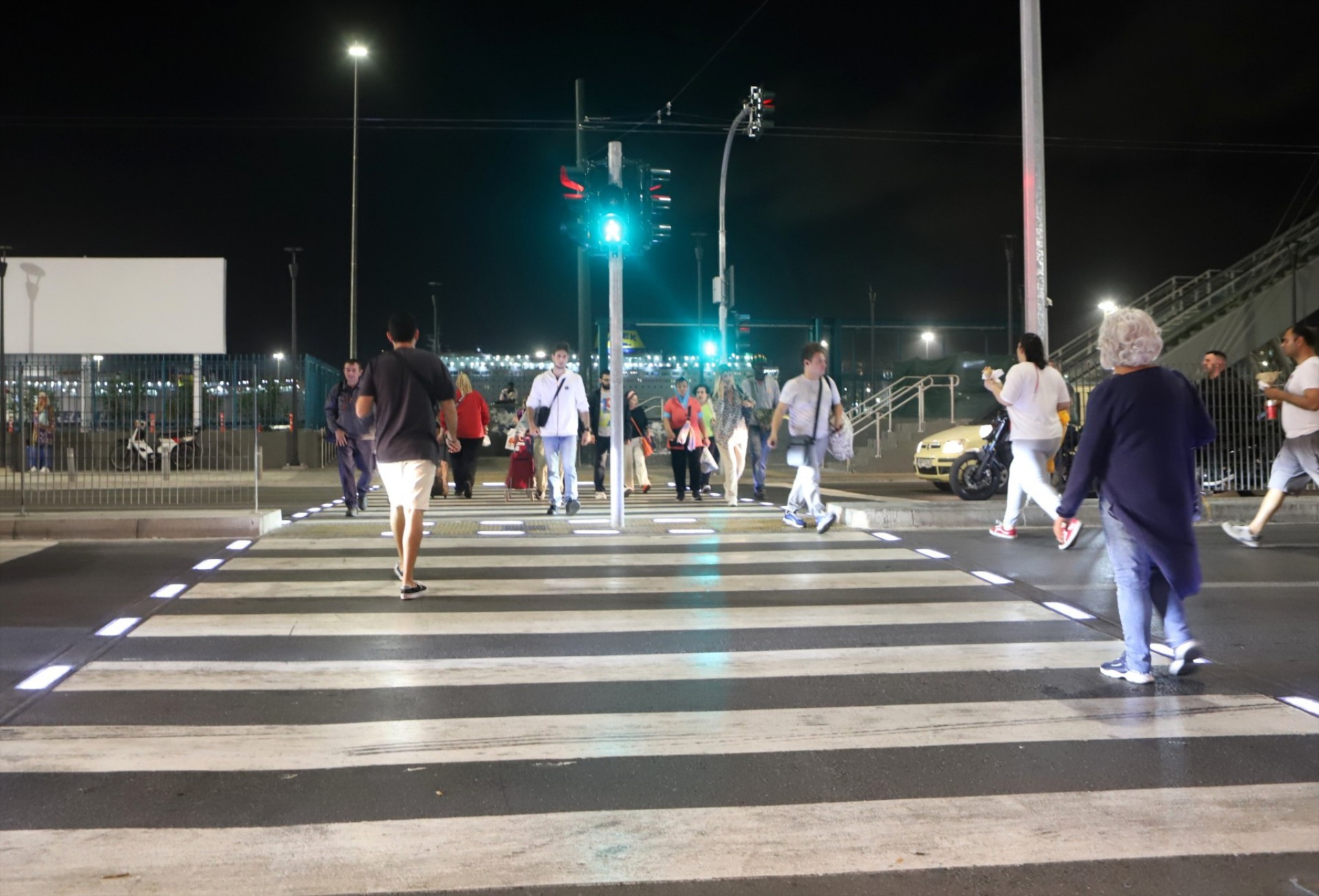 Έξυπνη διάβαση στον Πειραιά με ειδικά φώτα και κάμερες – Δείτε πως λειτουργεί