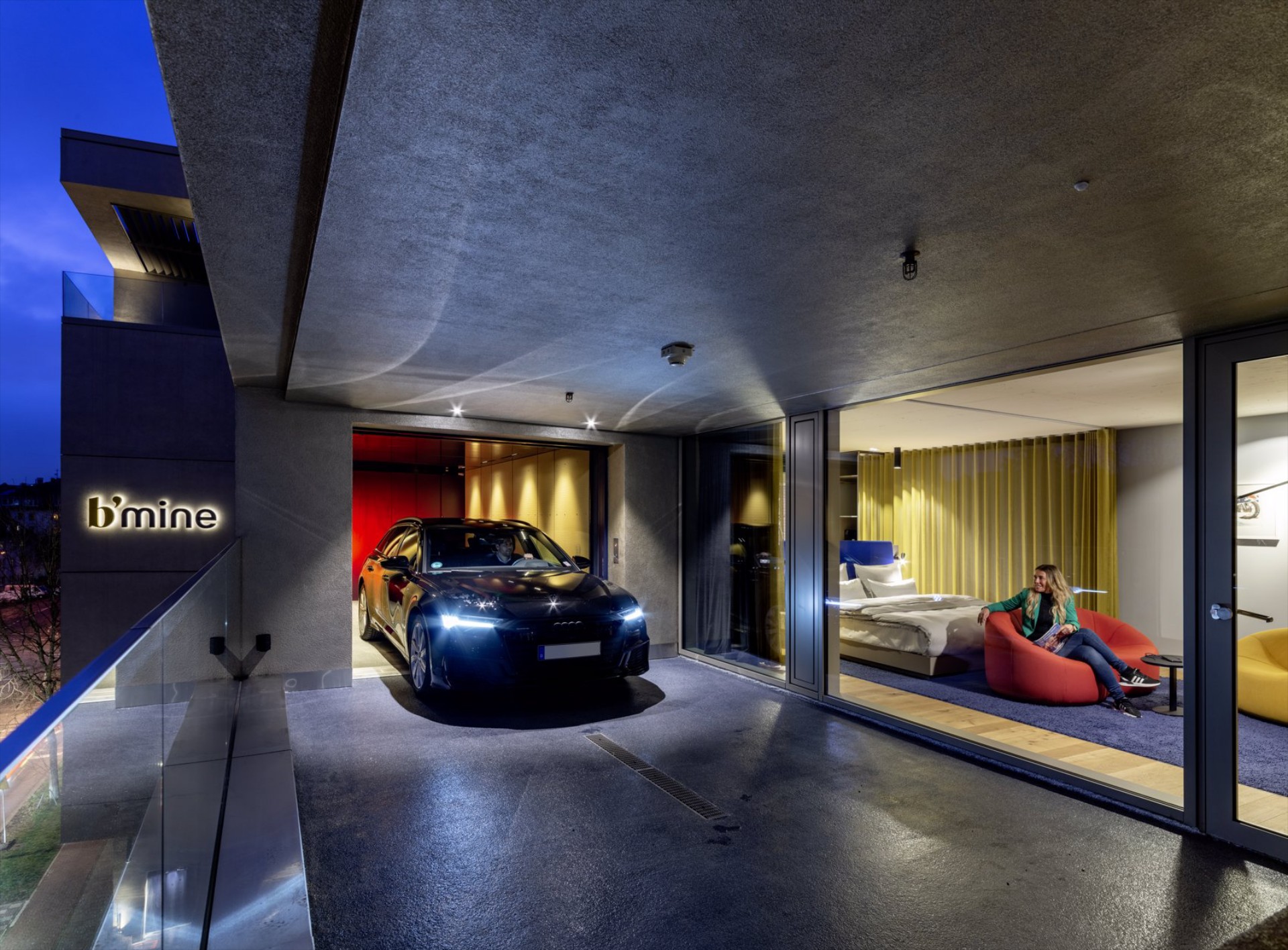 Σε αυτό το ξενοδοχείο παρκάρεις στο μπαλκόνι σου