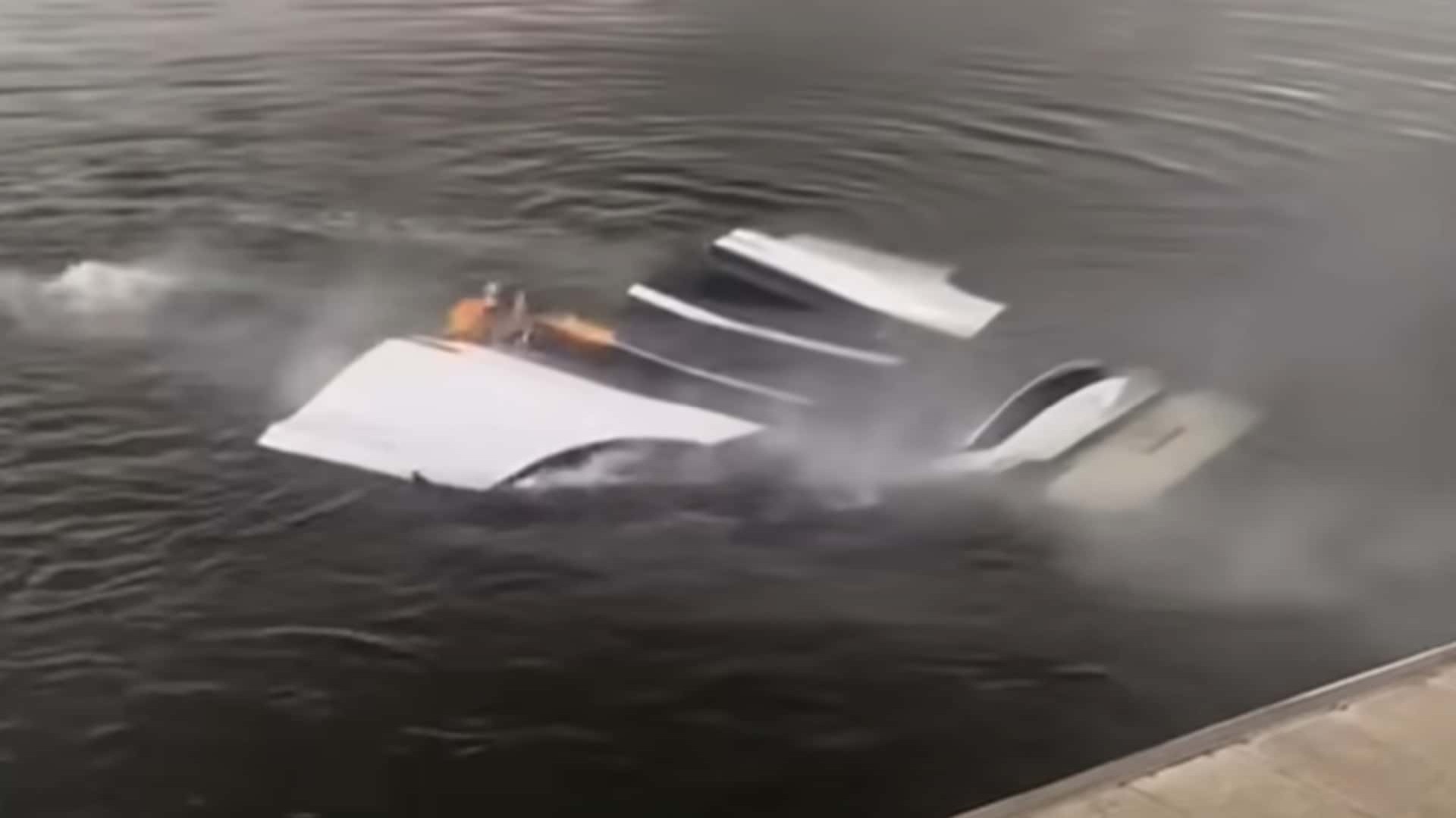 Tesla Model Χ καίγεται μέσα στο νερό [video] 