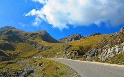 O δρόμος της Ελλάδας που πρέπει να οδηγήσεις έστω μία φορά - Είναι στα σύννεφα [video]