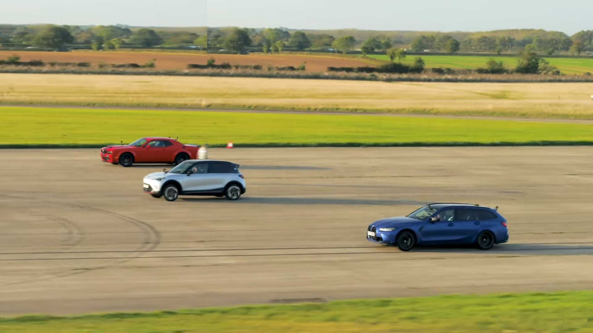 Ηλεκτρικό Smart κόντρα σε BMW M3 Touring και Dodge Challenger 800 ίππων – Ποιο θα νικήσει; [video]