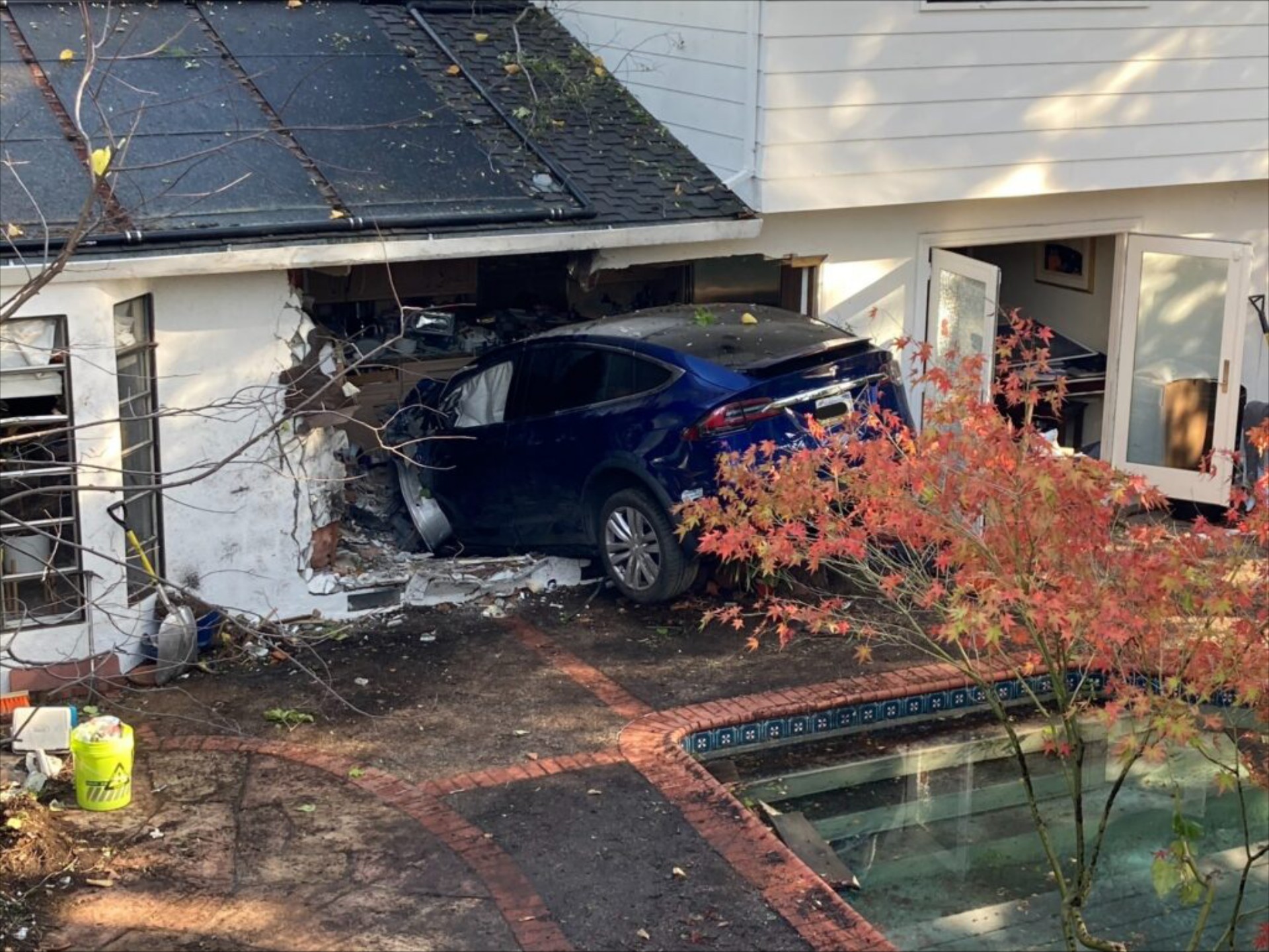 70χρονη προκάλεσε χάος με Tesla Model X – Κατέληξε στην κουζίνα σπιτιού! 