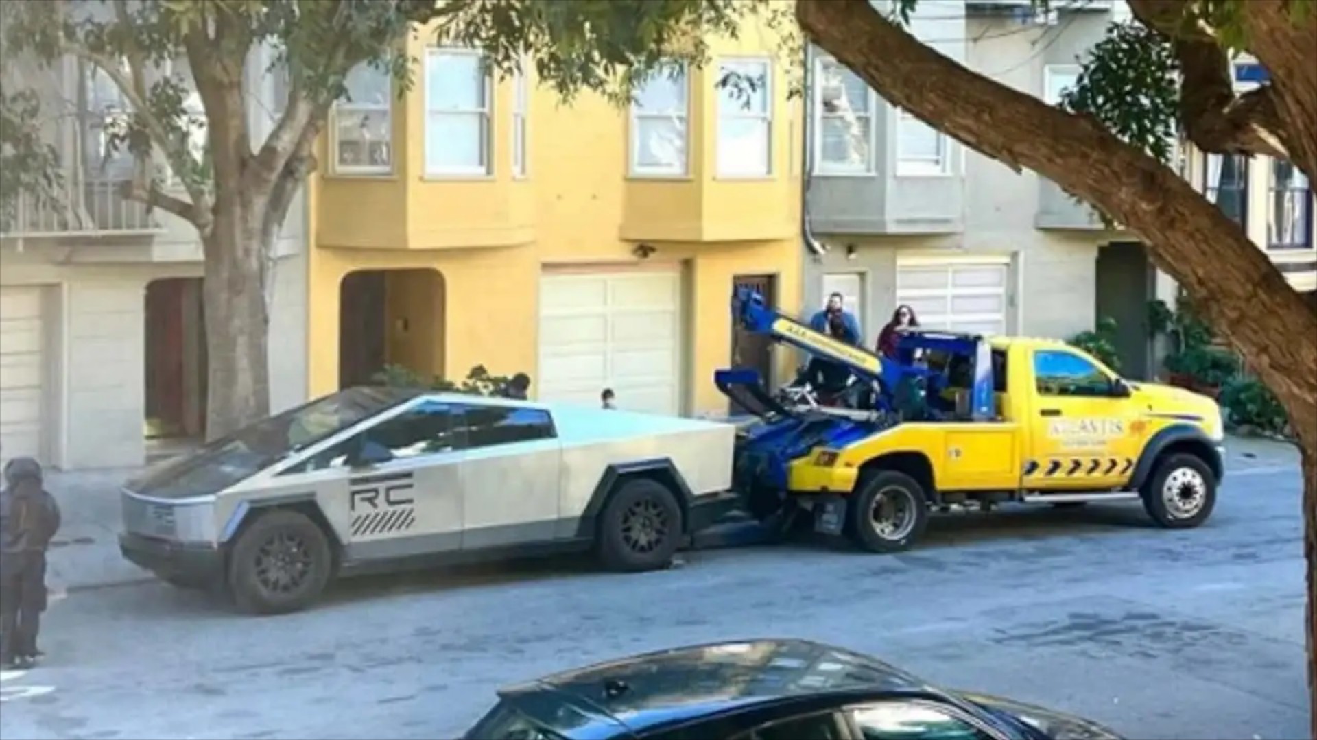 Tesla Cybertruck - Το μάζεψε η αστυνομία, πριν αρχίσουν οι πωλήσεις