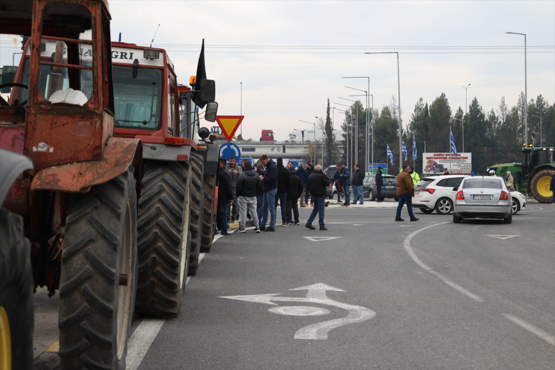 Λάρισα – Καρδίτσα: Κινητοποιήσεις των αγροτών – Έβγαλαν τα τρακτέρ στην εθνική οδό [video]