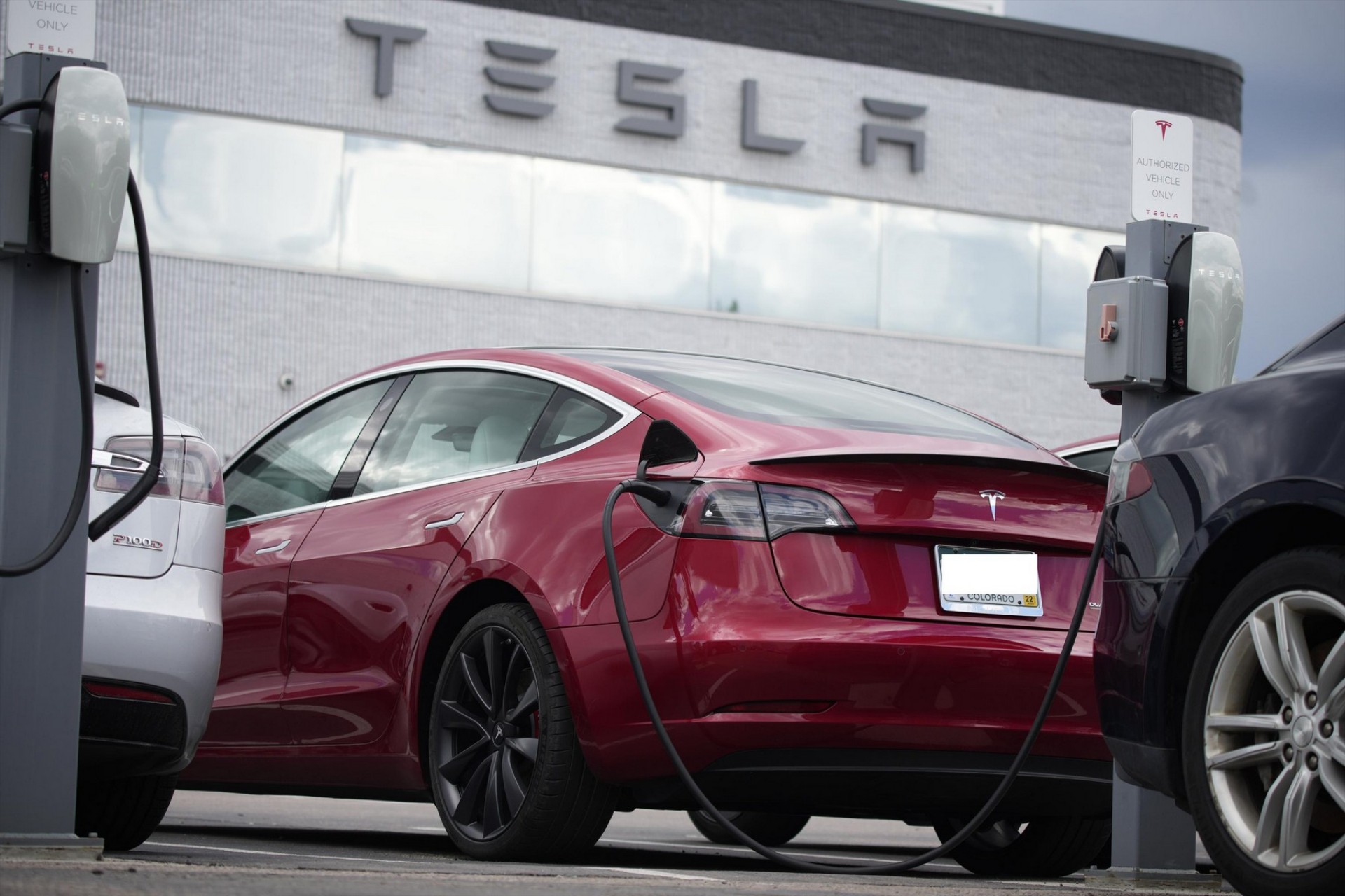 Τεράστια ανάκληση από την Tesla – Πρόβλημα με το Autopilot