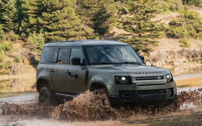 Το Land Rover Defender οργώνει σε off-road διαδρομές στην Ελλάδα 