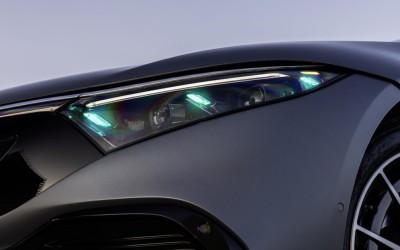 H Mercedes-Benz βάζει στα αυτοκίνητα της τιρκουάζ φώτα – Γιατί;