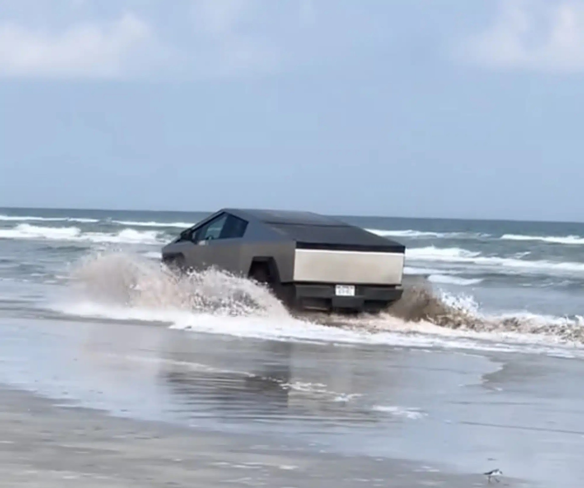 Elon Musk: Έρχεται και αμφίβιο Tesla Cybertruck!