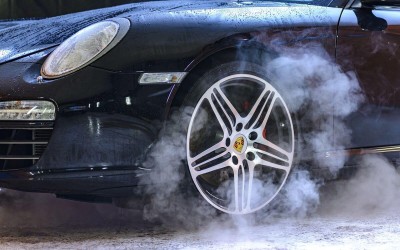 Του έσκασε το λάστιχο με 330 km/h - Δείτε τι έγινε [video]