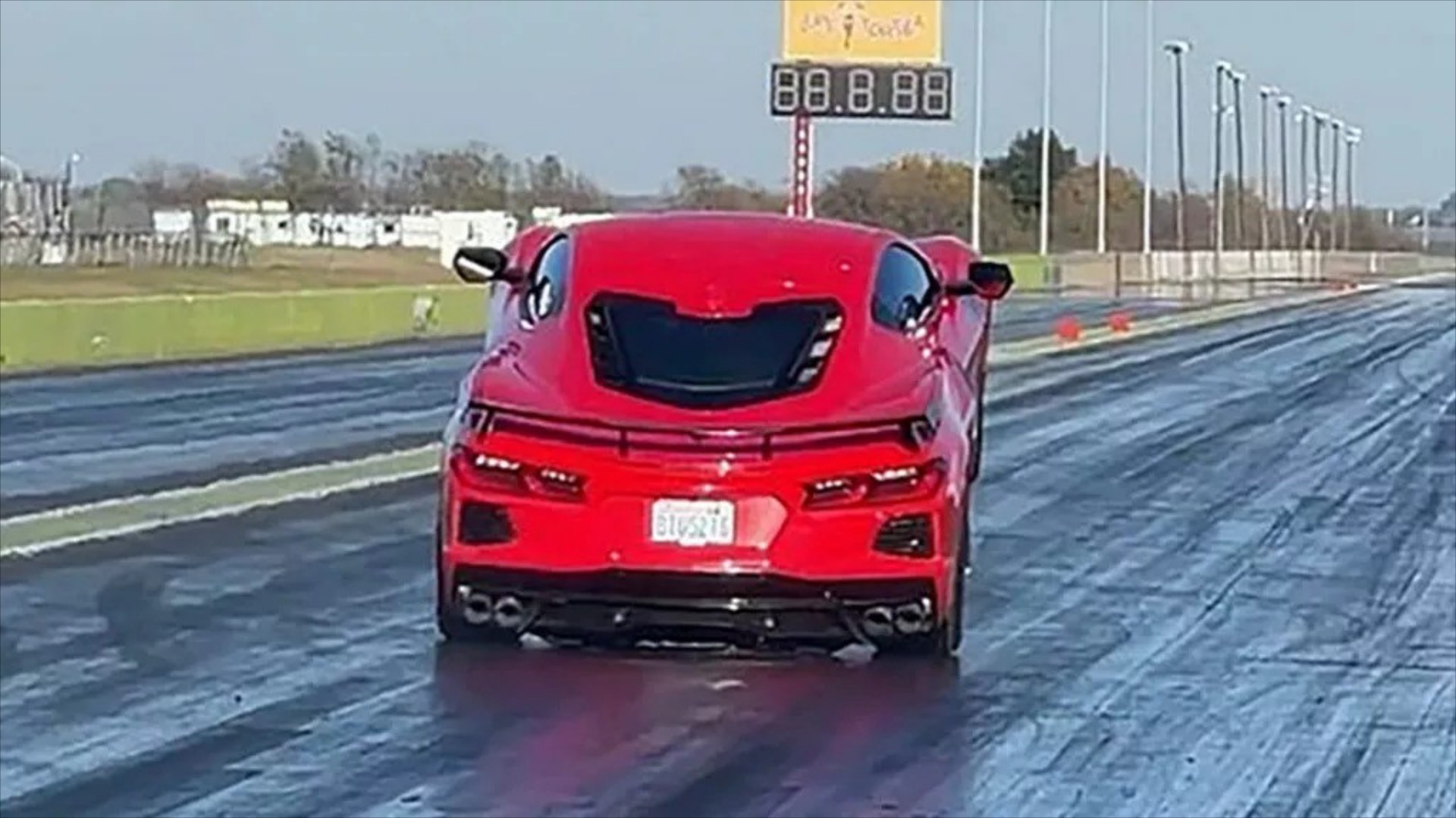 Corvette σηκώνεται σούζα από τη δύναμη - Έκανε ρεκόρ στο 400άρι! [video]