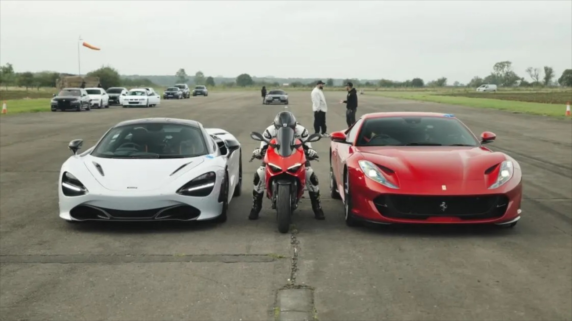Ferrari και McLaren τα βάζουν με Ducati 220 ίππων - Μπορούν να την κερδίσουν; [Video]