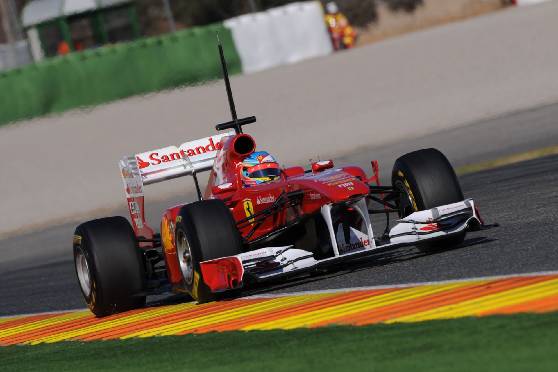 F1: Η Ferrari μπροστά