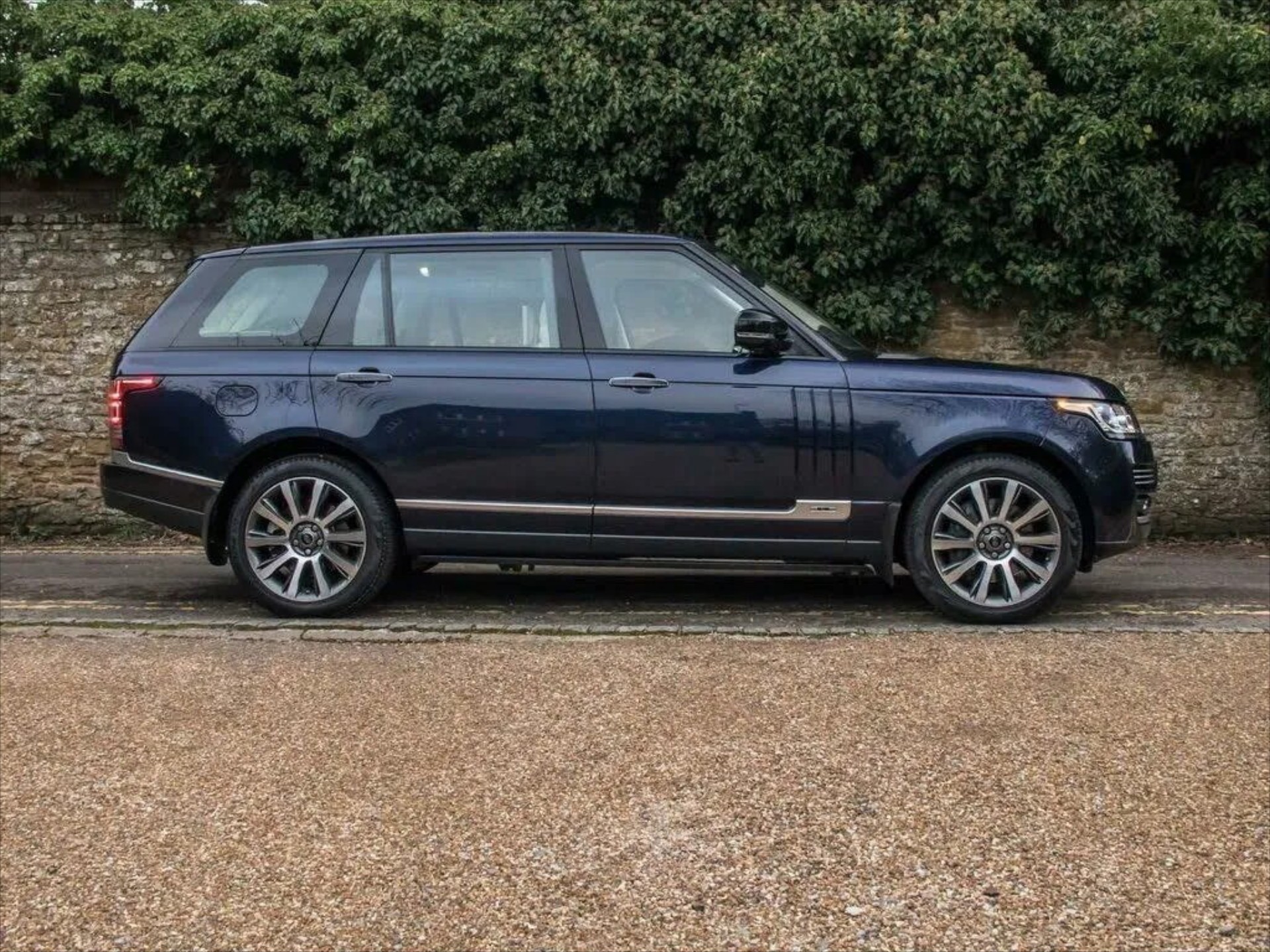 Range Rover: Το SUV της Βασίλισσας Ελισάβετ πωλείται στη διπλάσια τιμή απο το καινούργιο