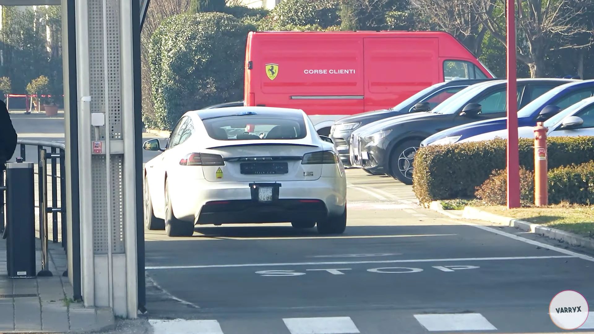 Γιατί η Ferrari δοκιμάζει ένα Tesla Model S Plaid στο Maranello;