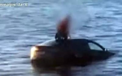 Tesla κάνει βουτιά στο νερό - Βγήκε από την οροφή ο οδηγός [video]