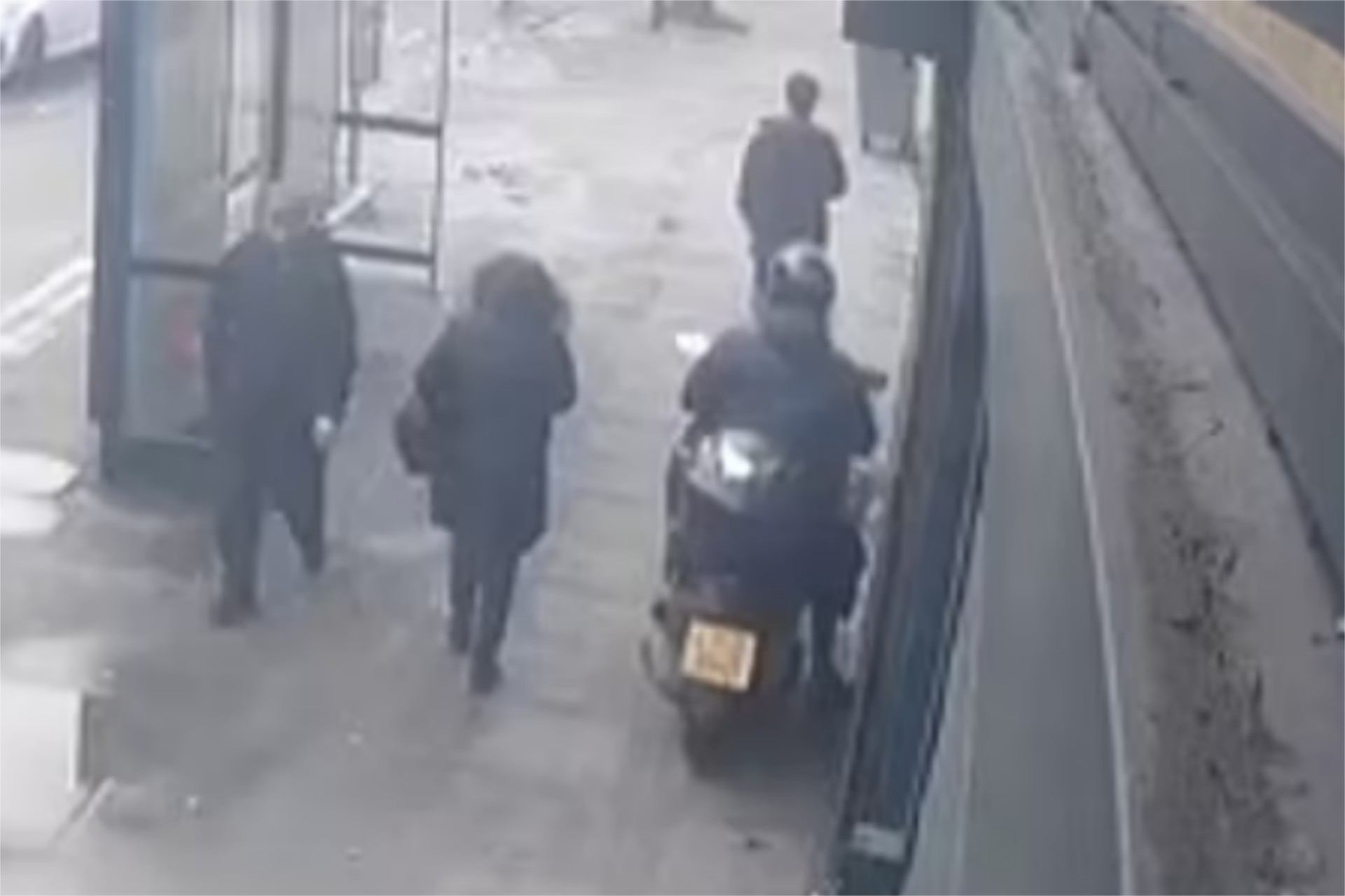 Προσοχή στα iPhone – Έτσι τα κλέβουν με μηχανάκια [video] 