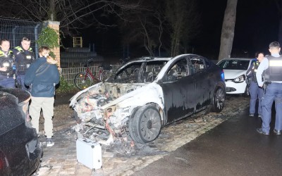 Αναρχικοί βάζουν φωτιές σε Tesla!