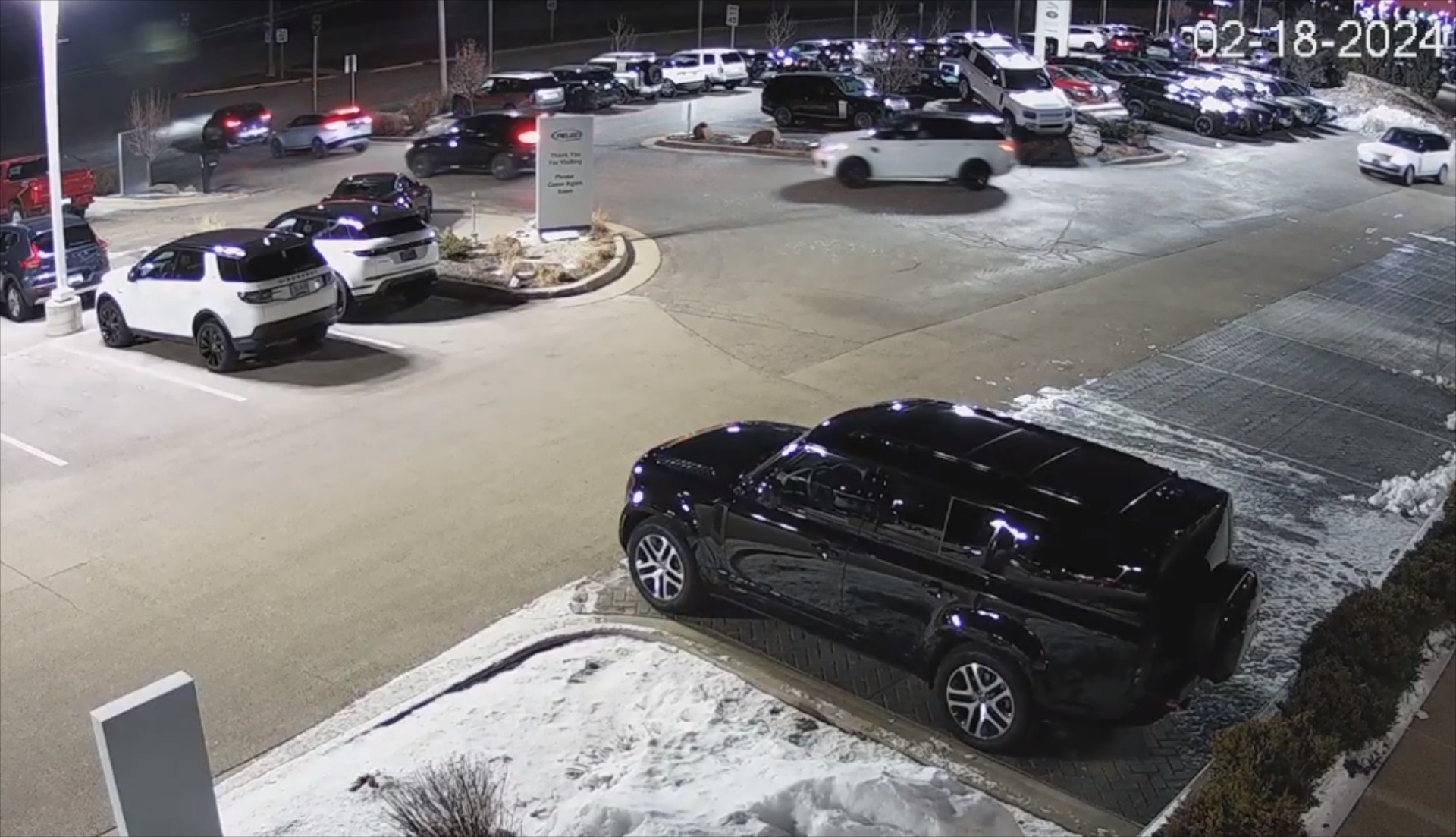 Έφηβοι έκλεψαν αντιπροσωπεία - Πήραν 9 αυτοκίνητα Porsche, Land Rover και BMW [video] 