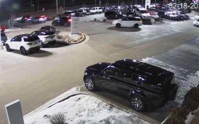 Έφηβοι έκλεψαν αντιπροσωπεία - Πήραν 9 αυτοκίνητα Porsche, Land Rover και BMW [video] 