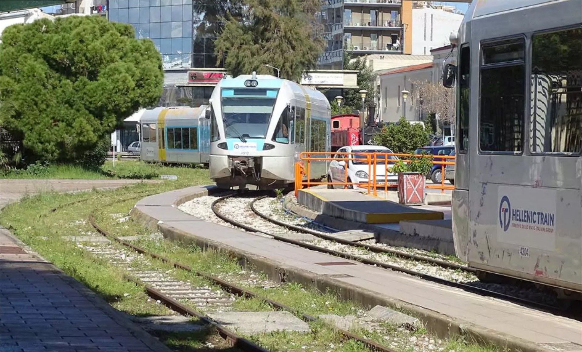 Η καλύτερη Ελληνίδα οδηγός - Πάρκαρε στις ράγες του τρένου και πήγε για καφέ! 