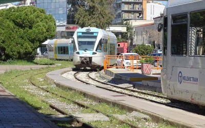 Η καλύτερη Ελληνίδα οδηγός - Πάρκαρε στις ράγες του τρένου και πήγε για καφέ! 