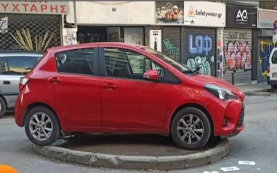 Το παρκάρισμα της χρονιάς – Πάνω σε στρογγυλή νησίδα