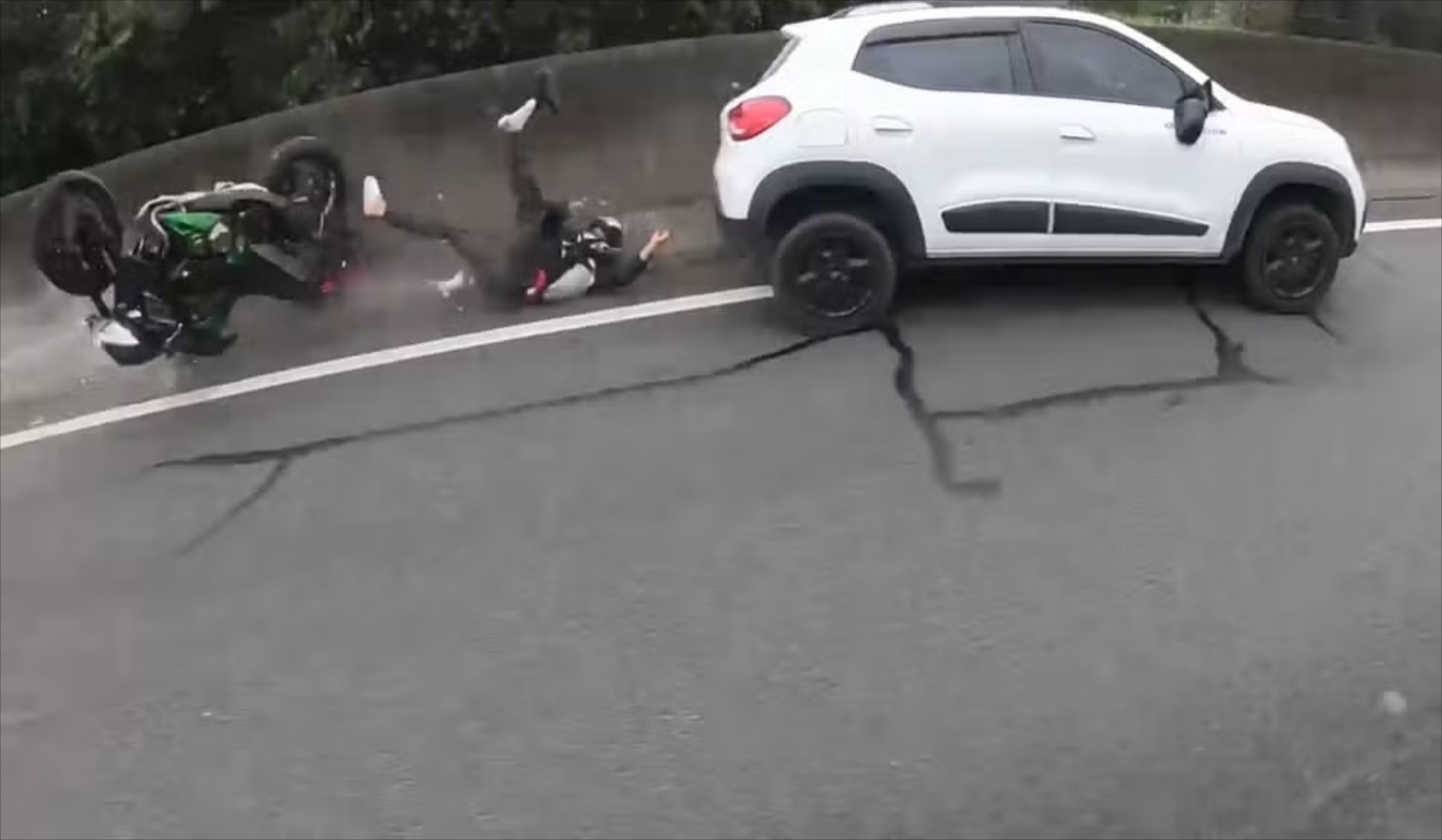 Μεθυσμένος οδηγός χτύπησε μοτοσικλετιστή και μετά τούμπαρε – Σοκαριστικό video