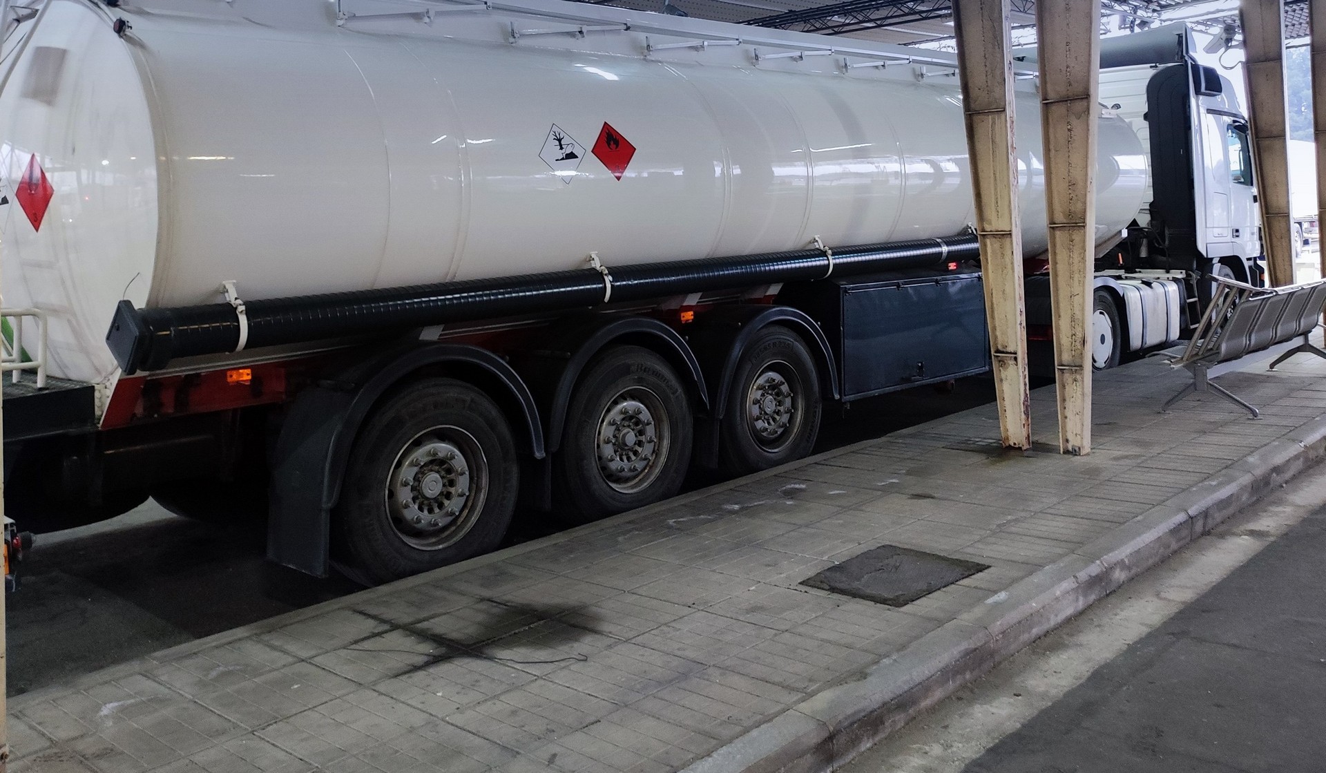 ΑΑΔΕ: Στη φάκα 10 βυτιοφόρα – Θα έριχναν στην αγορά επικίνδυνη βενζίνη 