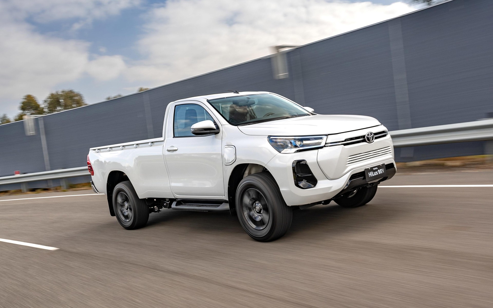 Το Toyota Hilux γίνεται ηλεκτρικό - Έρχεται το 2025