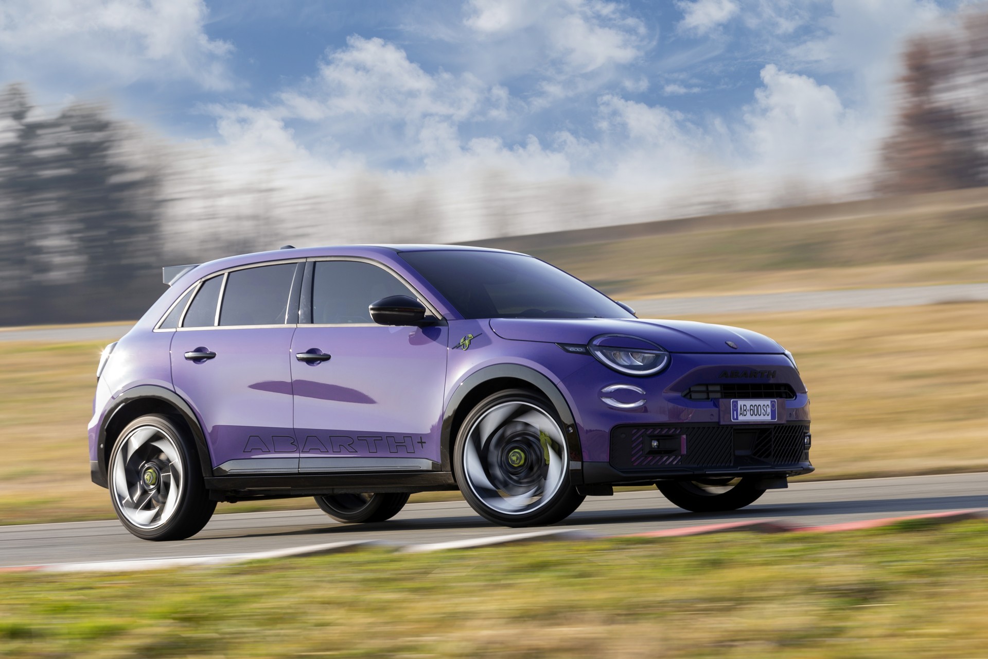 Πρώτες επίσημες εικόνες του Abarth 600e των 240 ίππων