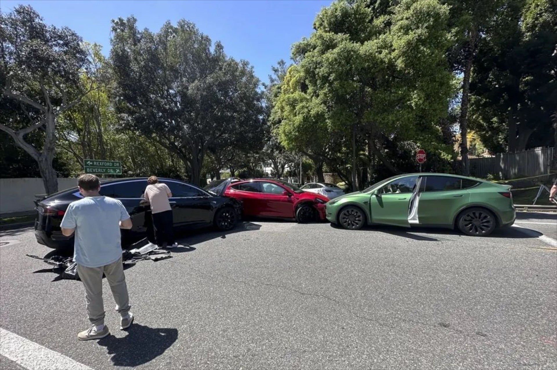 3 Tesla τράκαραν μεταξύ τους στον... ίσιο δρόμο