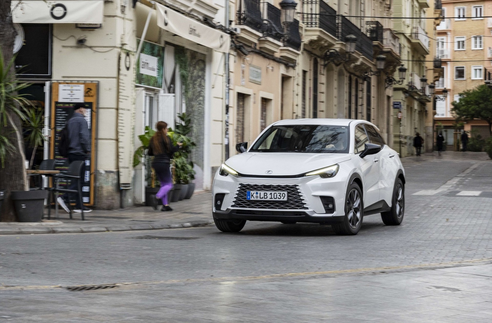 Αυτό είναι το φθηνότερο Lexus LBX στην Ελλάδα
